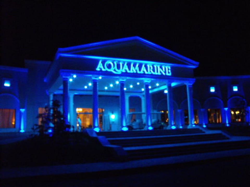 Bei Nacht JAZ Aquamarine Resort