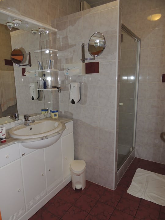 Großzügiges Bad Hotel Garni - Thermenoase