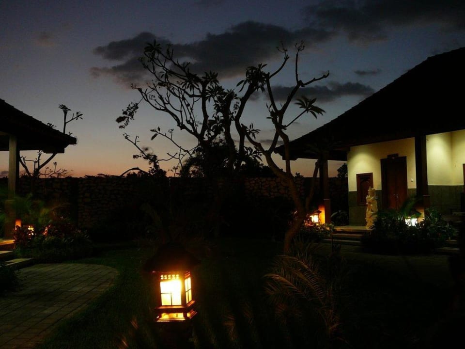 Garten zwischen den Bungalows Adi Assri Beach Resort & Spa Pemuteran