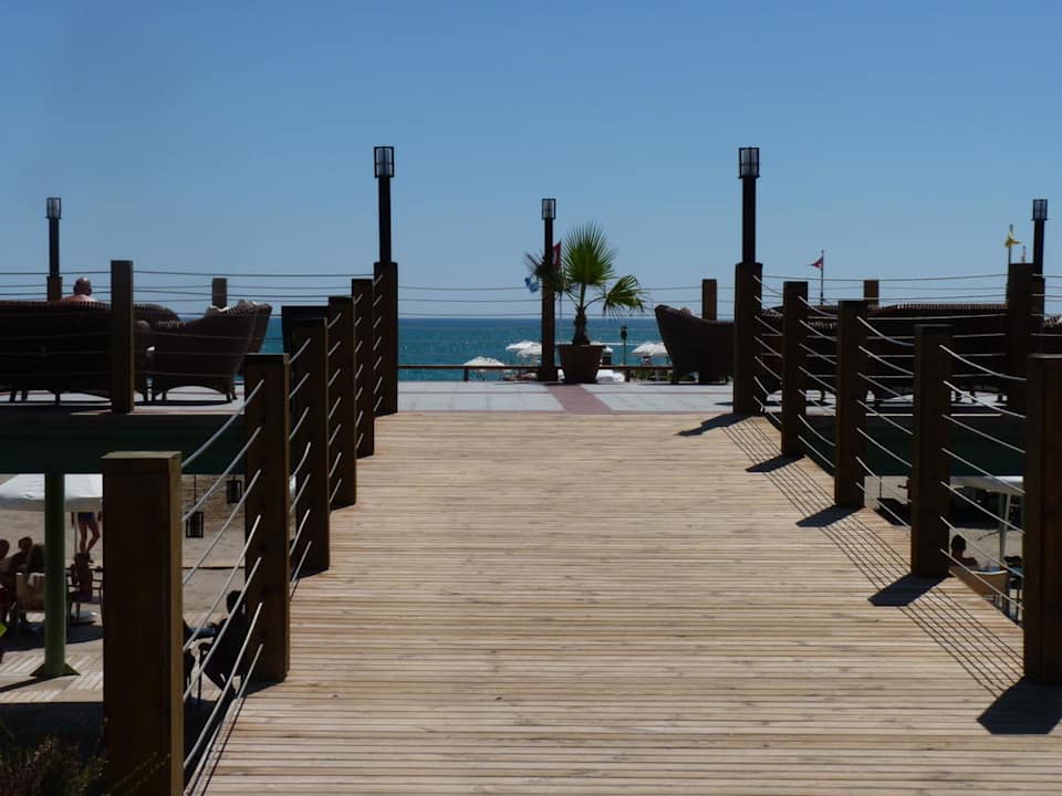 Weg zu Sitzgelegenheiten mit Blick auf's Meer Limak Lara Deluxe Hotel & Resort