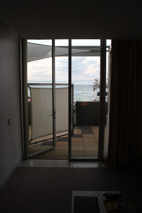 Blick aus dem Zimmer auf Terrasse und Meer Apartments Sandcastle