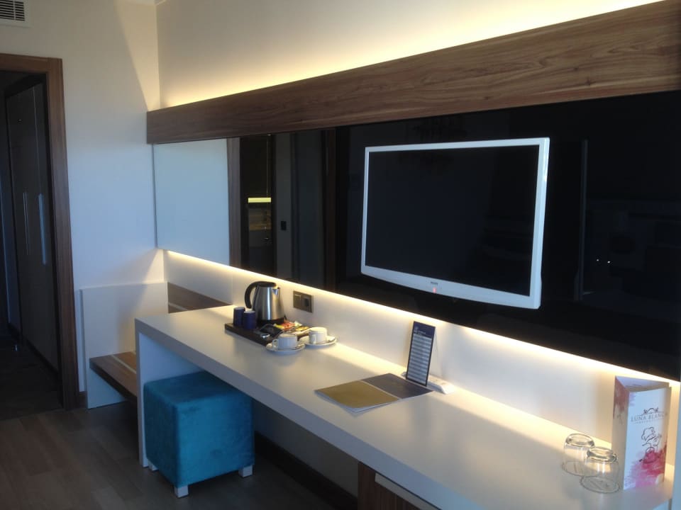 Fernseher und Schreibtisch modern Luna Blanca Resort & Spa