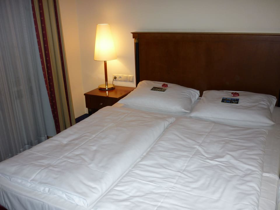 Sehr kleines Doppelbett acom Hotel Berlin Kurfürstendamm