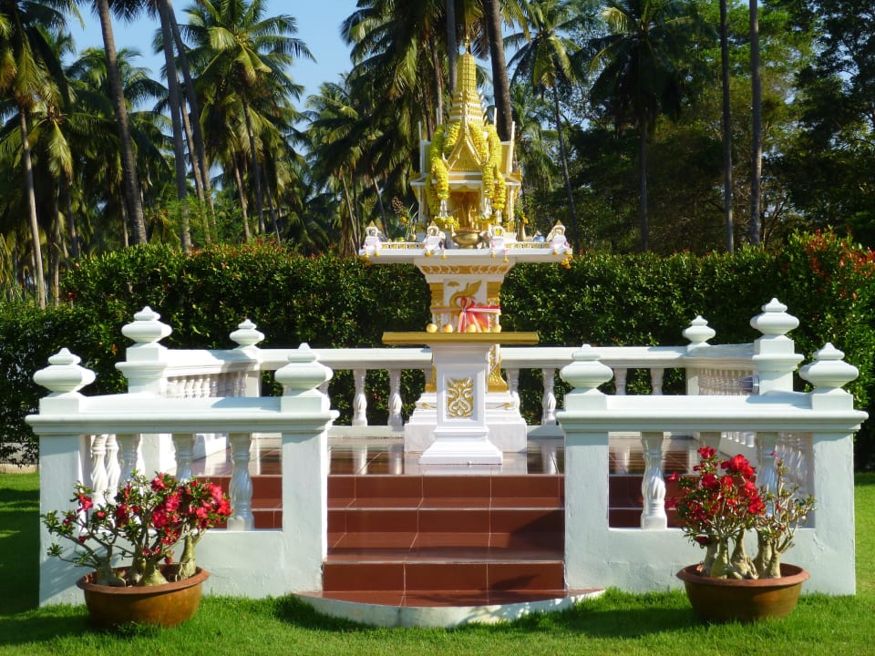 Geisterhaus vor unserem Hotel The Sands Khao Lak by Katathani