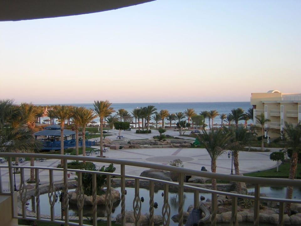 Blick vom Zimmer auf die Aussenanlage Palm Royale Resort - Soma Bay