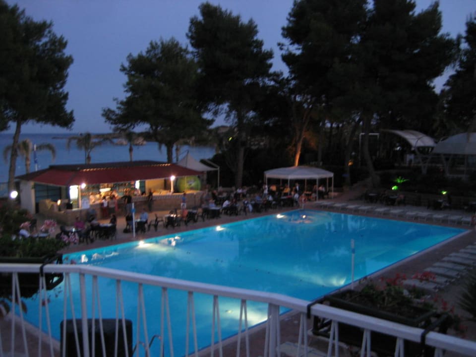 Großer Pool bei Nacht, Blick von Terrasse Fontane Bianche Beach Club