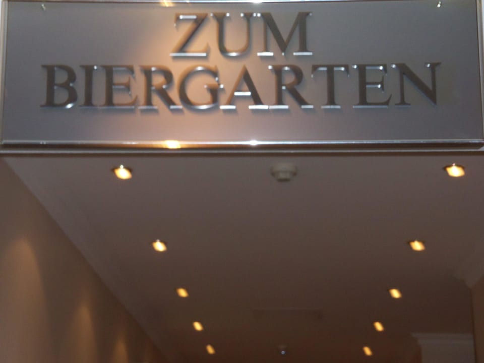 Weg zum Biergarten Leonardo Hotel Köln Bonn Airport