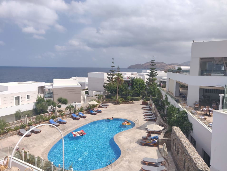 Pool The Royal Senses Resort, Curio Collection by Hilton