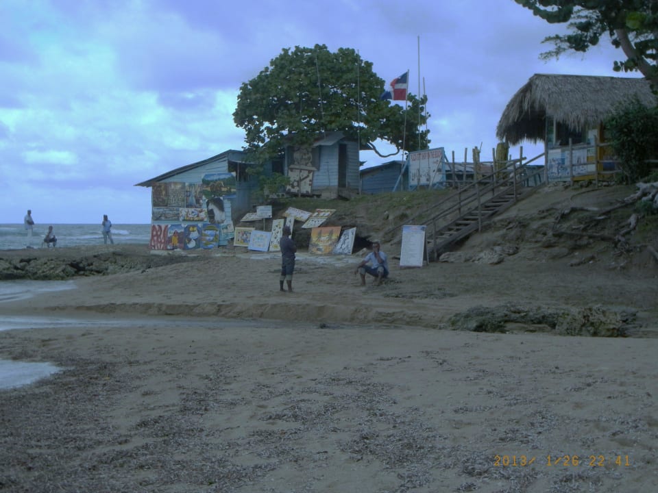 Strandverkäufer neben der Anlage Playabachata Hotel