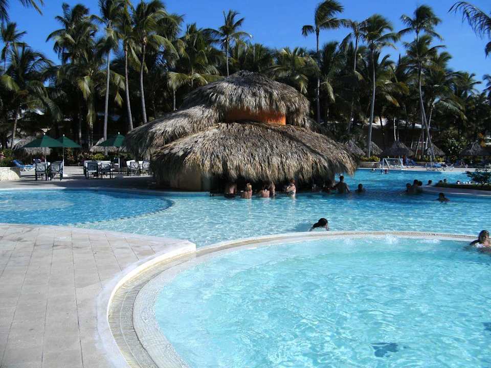 Poolbar des Palace Hotel Grand Palladium Palace Resort, Spa & Casino