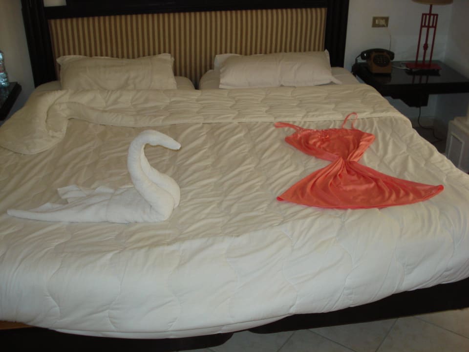 Udekorowane łóżko w pokoju Djerba Aqua Resort