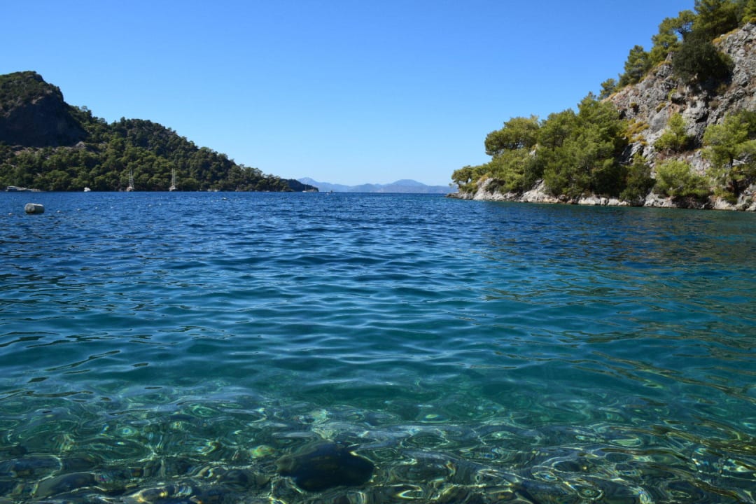 Kristallklares Wasser Hillside Beach Club