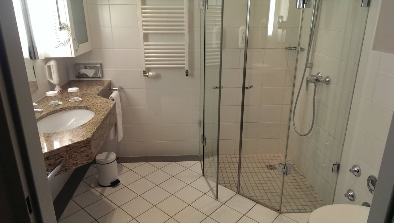 Großes Bad  HYPERION Hotel Berlin