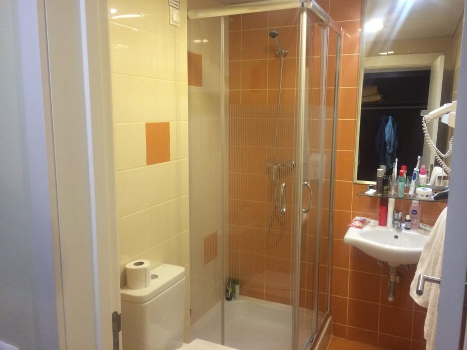 Badezimmer mit Duschkabine Lisbon City Hotel