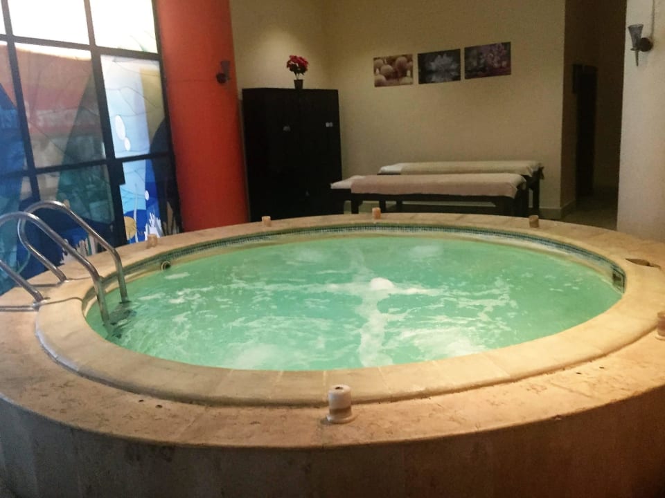 Whirlpool im Spa Malikia Resort Abu Dabbab