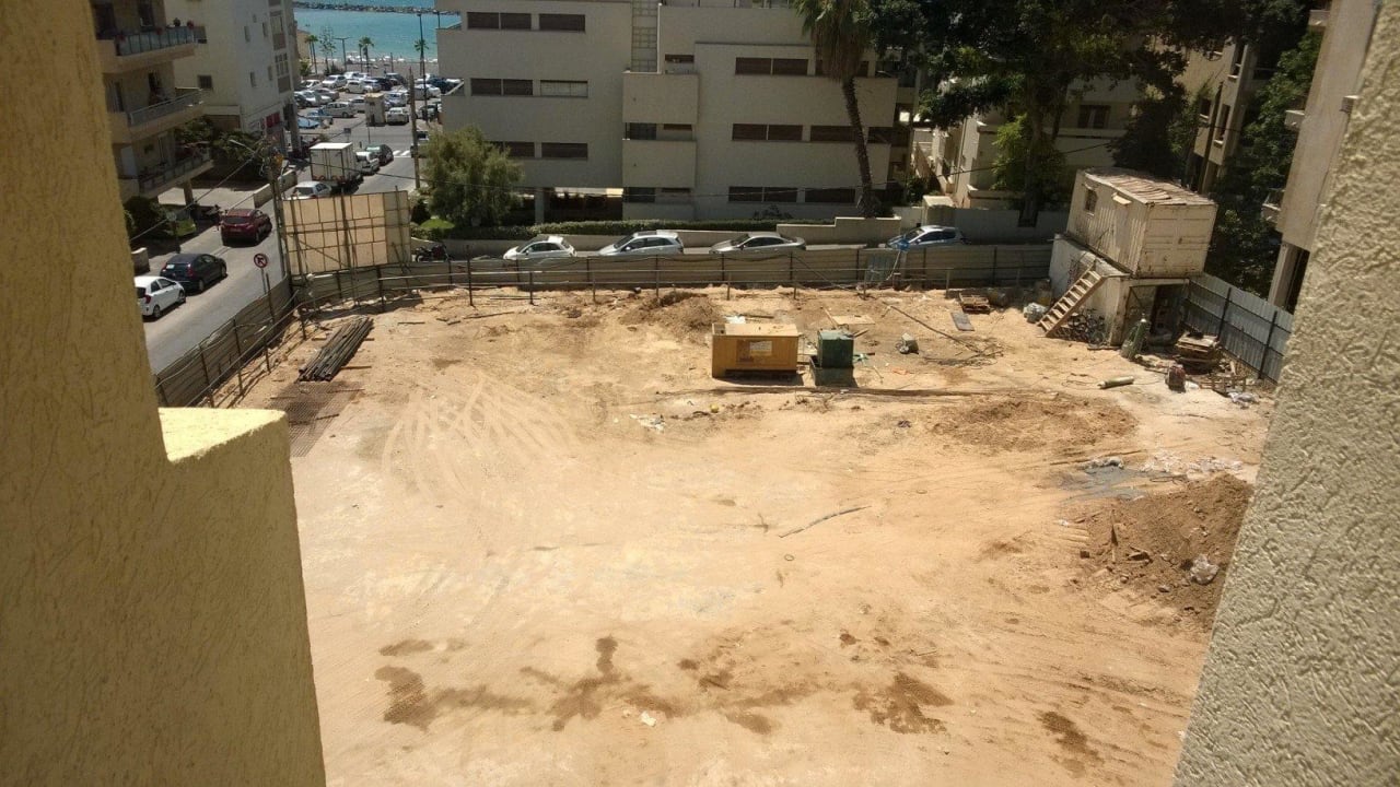 Buiding site inside + outside & noisy Hotel Prima City