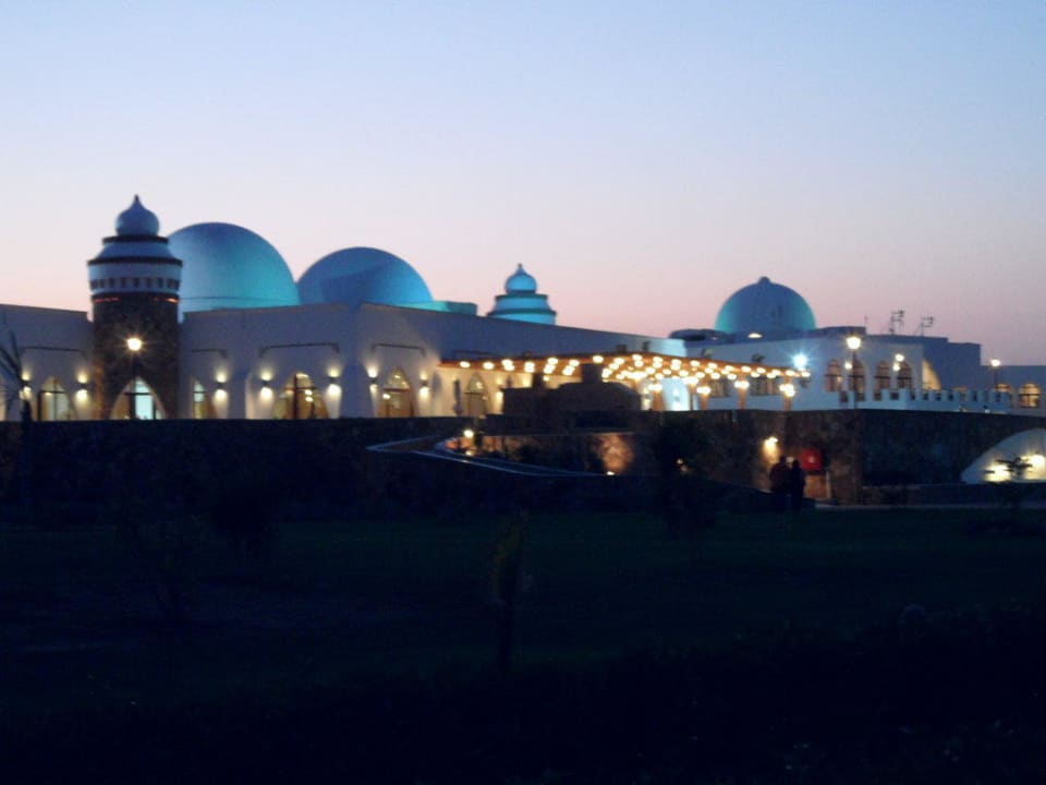 In der Abenddämmerung Hotel Gorgonia Beach Resort