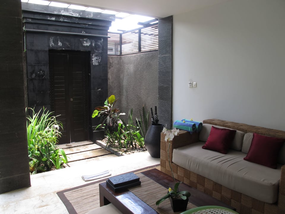 Wohnbereich mit Eingangstüre zur Villa Annora Bali Villas