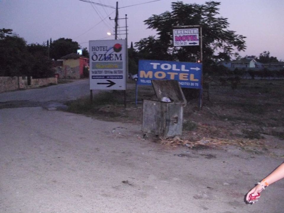 Eingangsbereich gleicht einer Müllhalde Özlem Garden Hotel