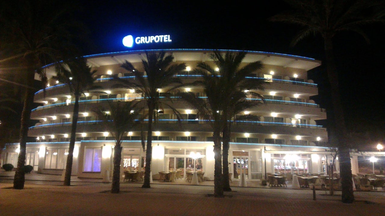 Außenansicht am Abend Grupotel Acapulco Playa - Adults Only