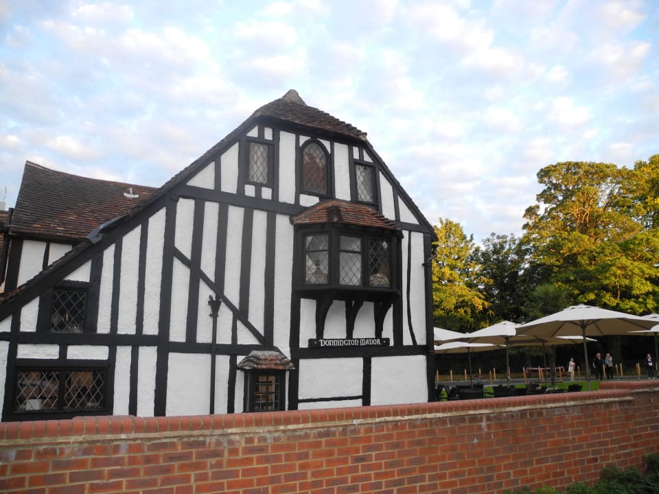 Seitenansicht des Hotels Donnington Manor Hotel