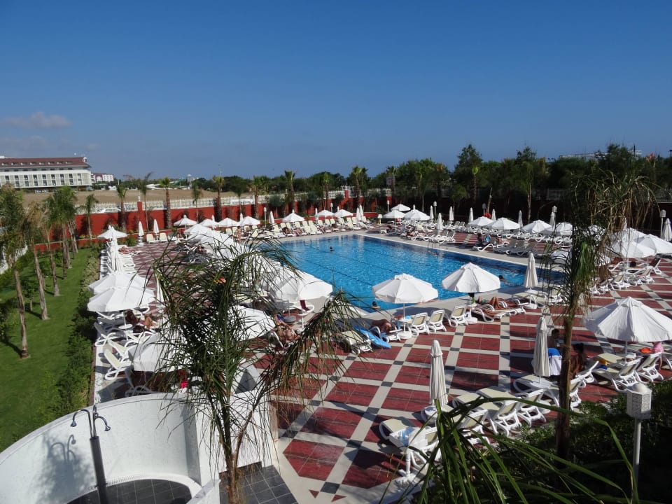 Blick auf die Poolanlage Royal Taj Mahal Hotel