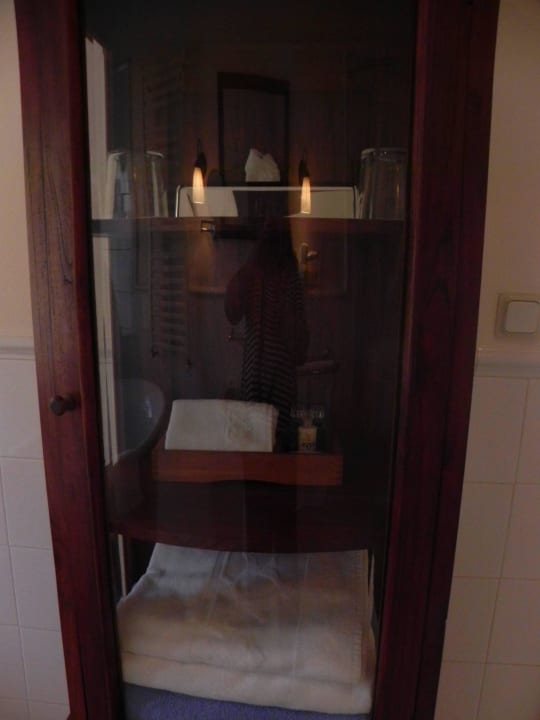 Strange old wooden cabinet Hotel La Fuente De La Higuera