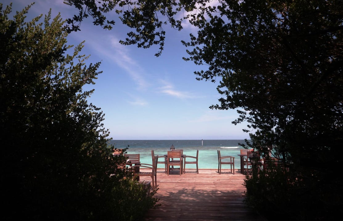 Blick zur Bar-Terrasse Embudu Village