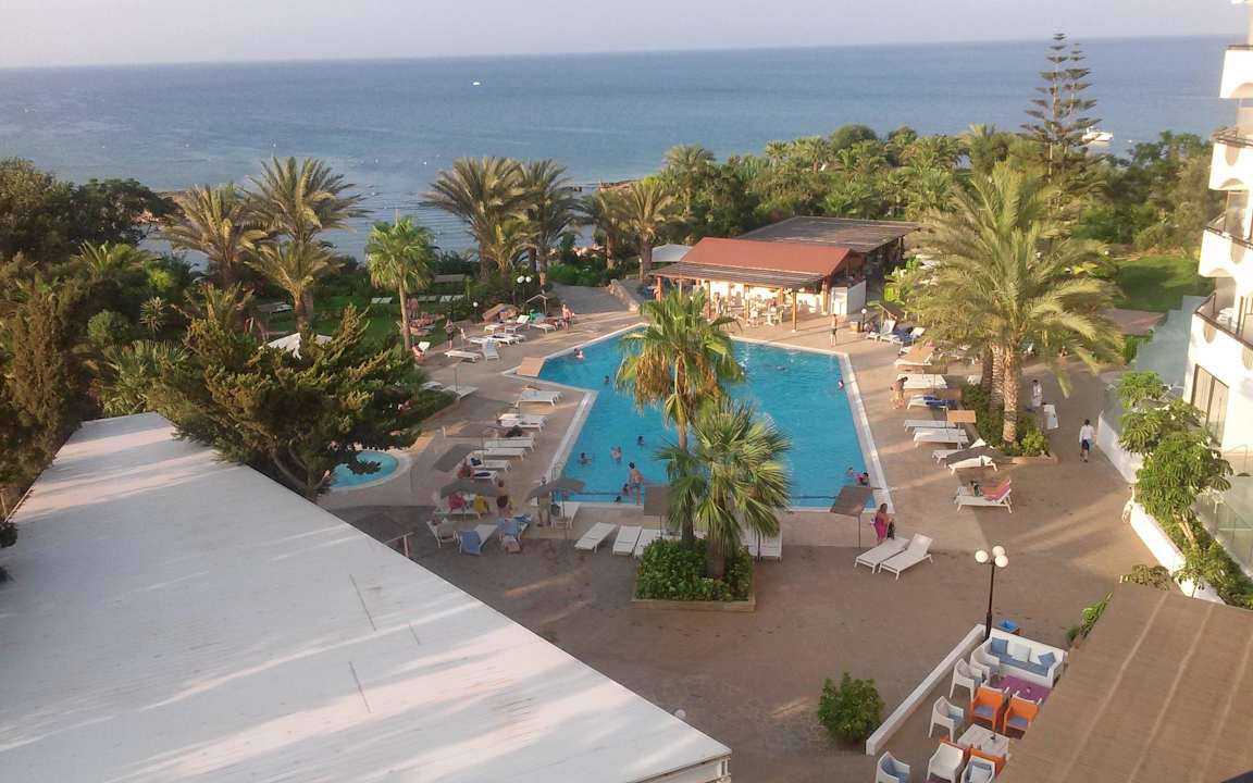 Blick aus dem Zimmer zum Pool und Meer Crystal Springs Beach Hotel