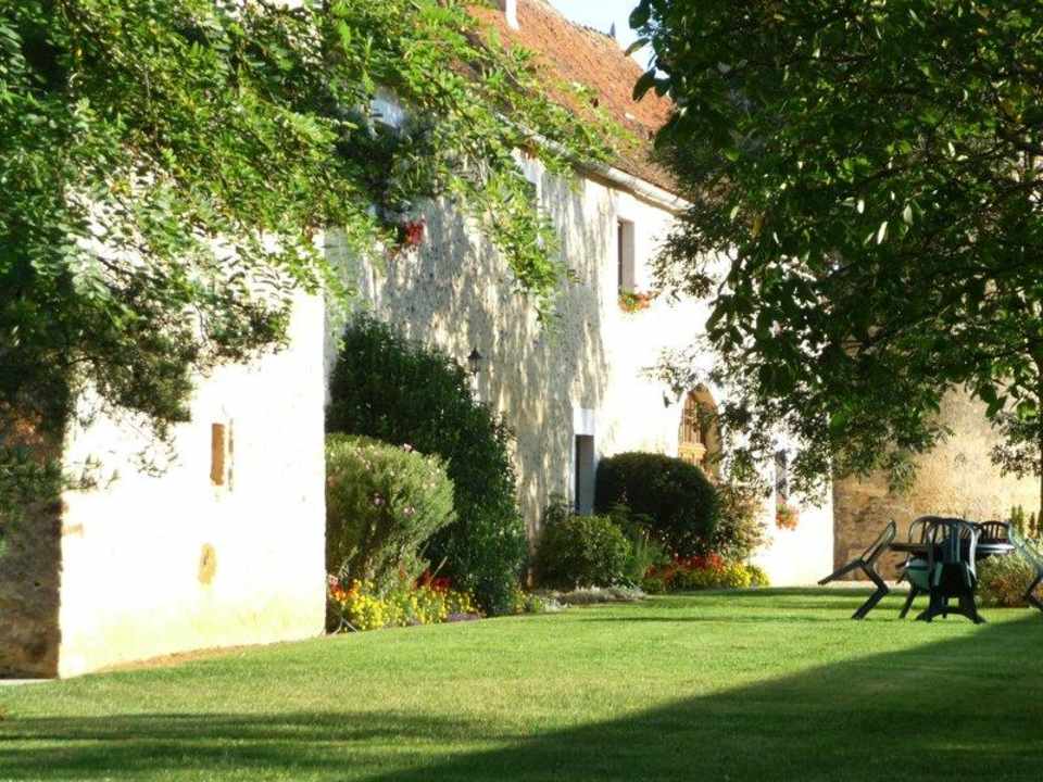 Château de Ribourdin : maison d'hôtes dans l'Yonne Hotel Château de Ribourdin