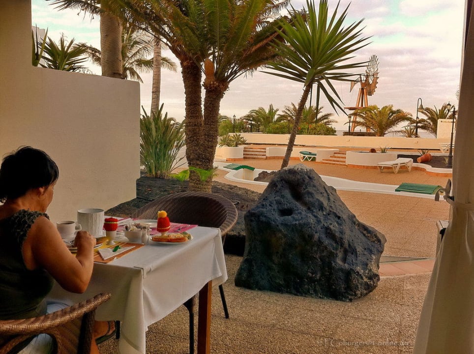 Frühstück am Büffet im Freien Neptuno Suites - Adults only