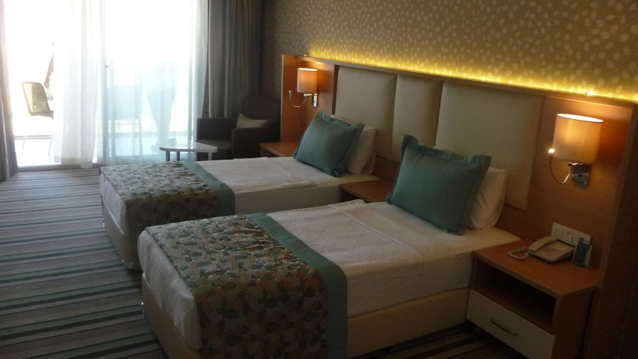 Geräumiges Doppelzimmer Hotel Royal Garden Beach