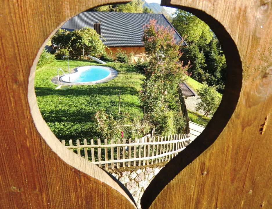 Vom Balkon Liegewiese mit Pool Garni Fungganell