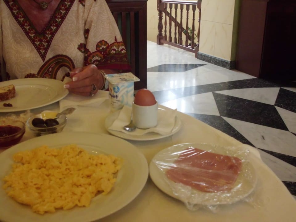 Frischhaltefolie auf dem Fruehstueckstisch? Hotel Apollonion Palace