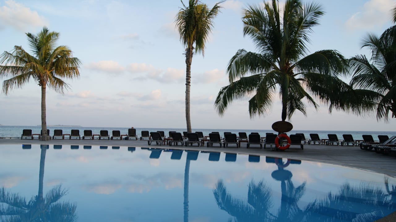 Basen przy Babuna Bar Kuredu Island Resort & Spa
