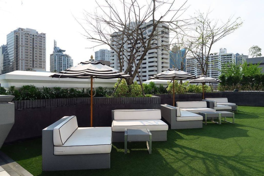 Dachterrasse mit Liegen Mövenpick Hotel Sukhumvit 15 Bangkok