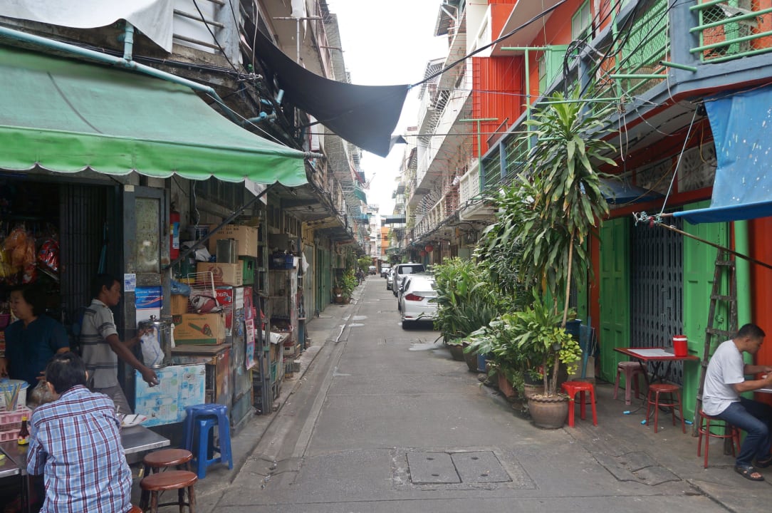 Straße vor dem Hostel Cozy Bangkok Place