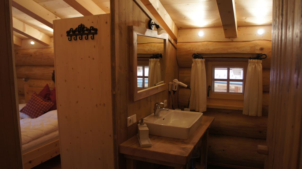 Bad und Schlafzimmer Hüttendorf Maria Alm