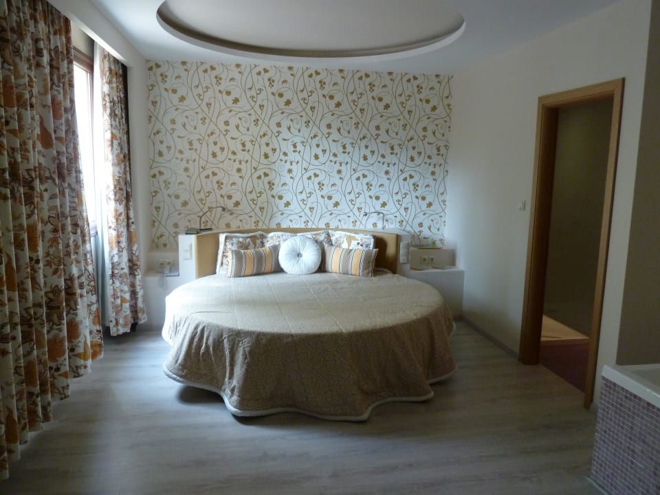 Rund geht in eckig Alexandra Golden Boutique - Adults only