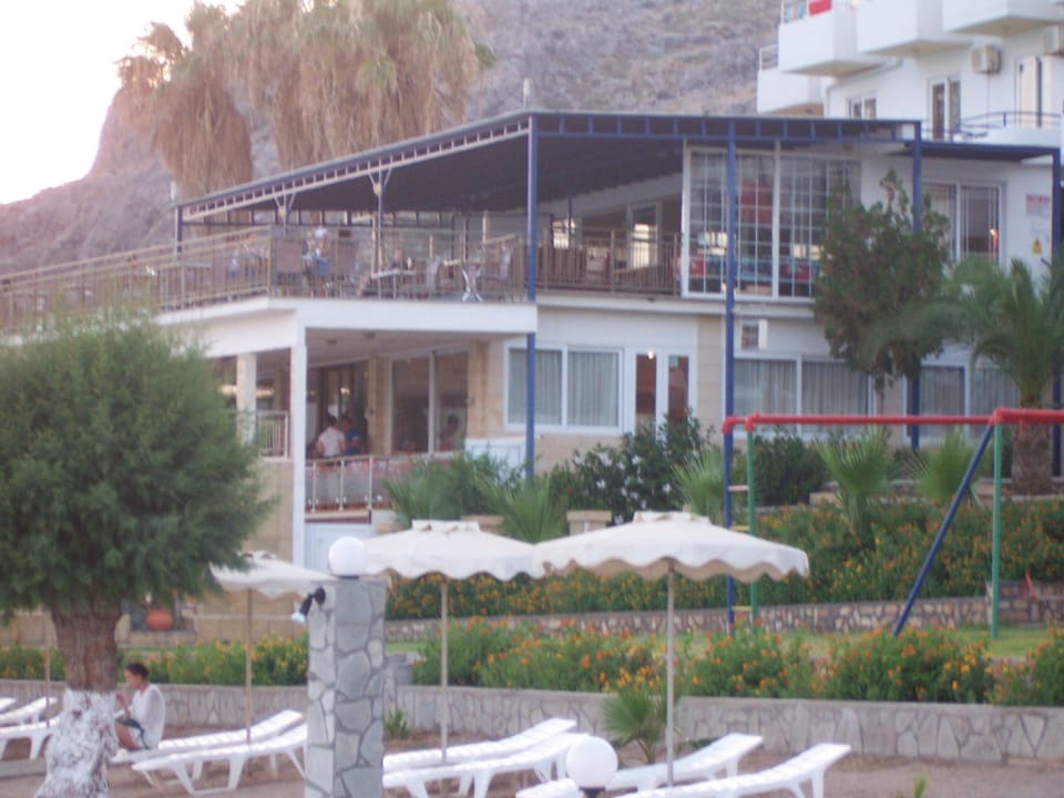 Blick vom Meer auf die Rückseite des Hotels Hotel Ilyssion