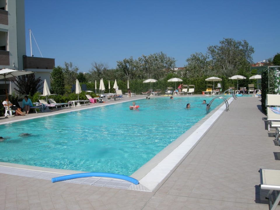 Pool 24 x 8 m Residence Cleo