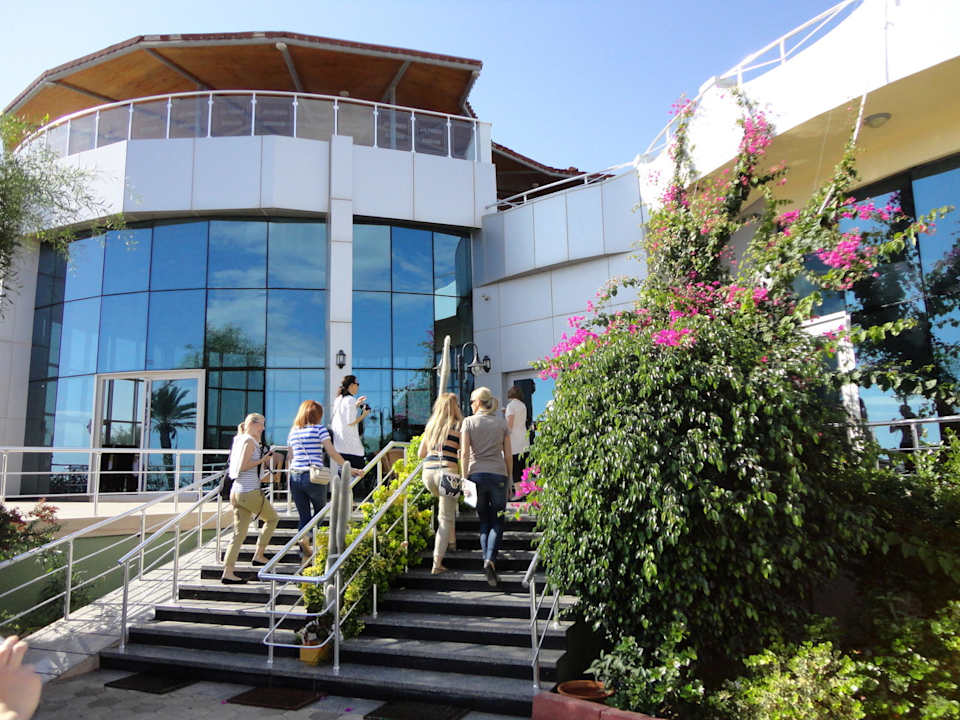 Wejście Crystal Rocks Bungalows