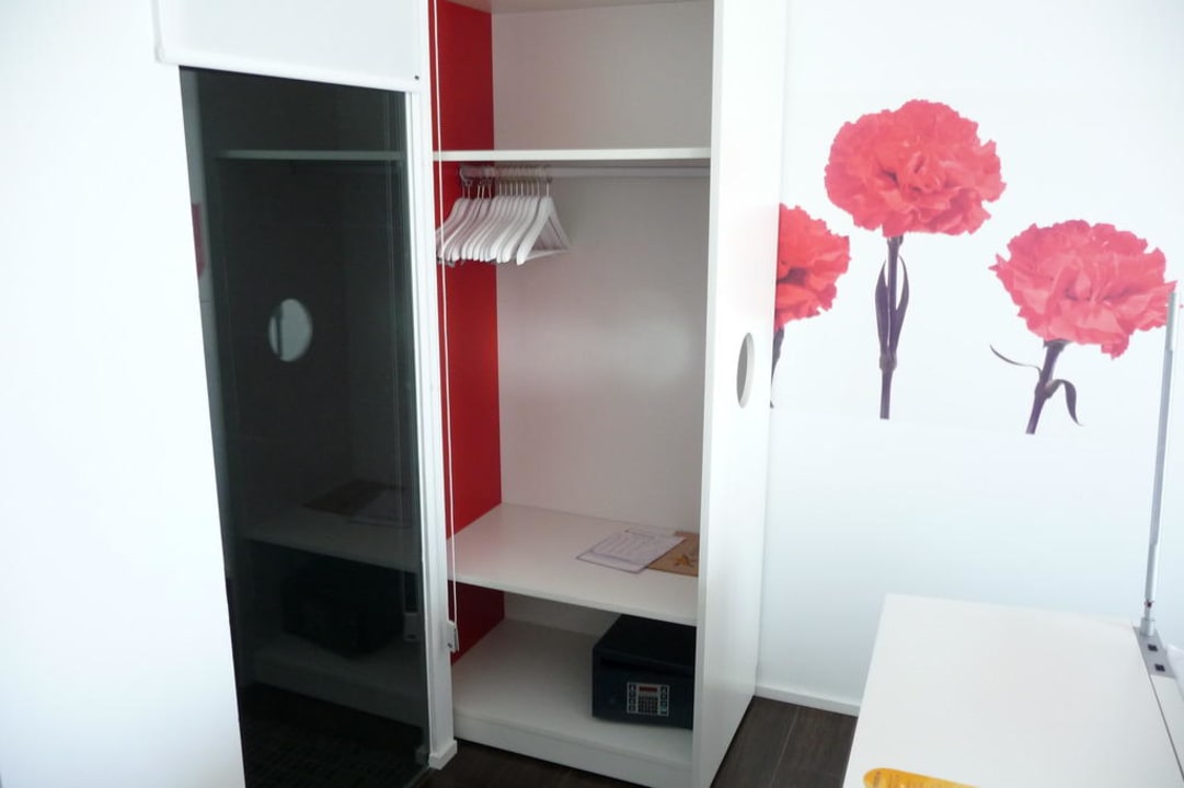 Superior-Zimmer - Kleiderschrank Iberostar Waves Bahia de Palma