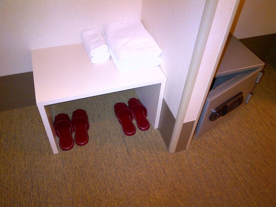 Pantoffeln, Handtücher, Safe Hotel Big i