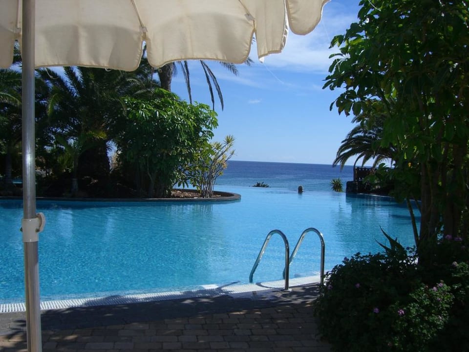 Pool mit Blick zum Meer R2 Pajara Beach