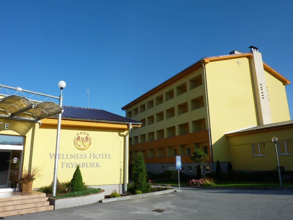 Hoteleingang und Hotelkomplex Wellness Hotel Frymburk
