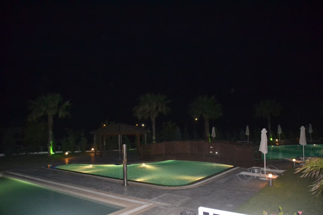 Pool nachts Hotel Lakitira Suites