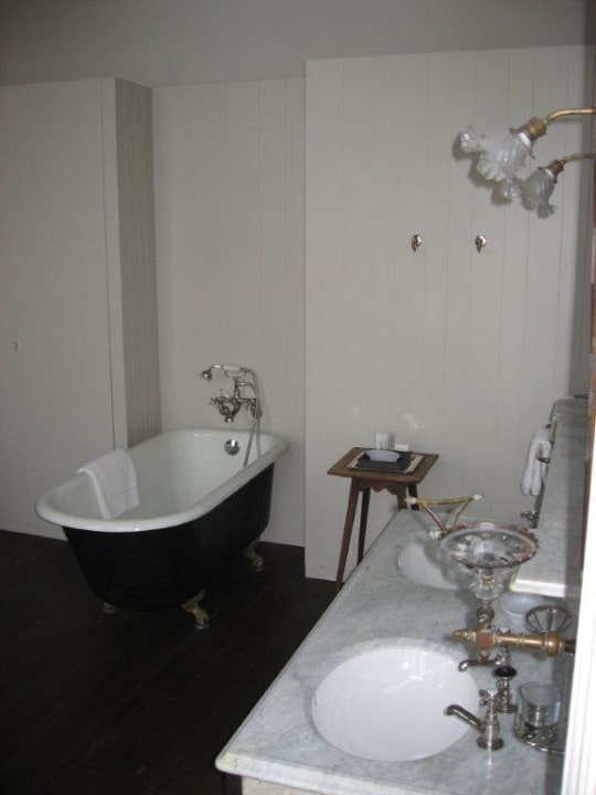 Bad mit Badewannendusche Hotel Dusk till dawn - The red spot