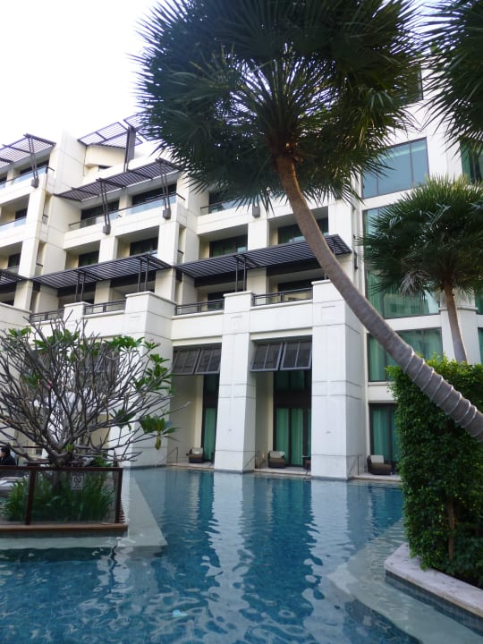 Pool und Cabanas mit Poolzugang (Hintergrund) Siam Kempinski Hotel Bangkok