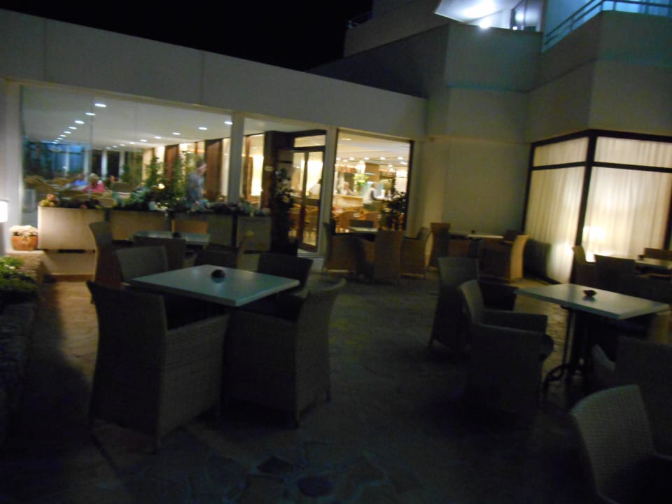 Neben dem Pool Sitzgelegenheit Hotel HM Gran Fiesta